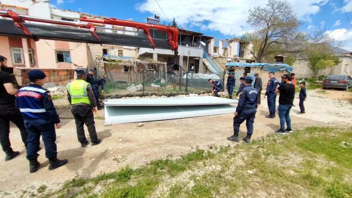 Elbistan\'da Evleri Yıkılan Vatandaşlar İçin Katlanabilir Konteynerler Kuruldu