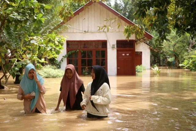 Endonezya'da Bir Köy Sel Suları Altında Kaldı