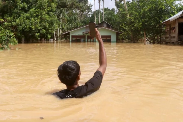 Endonezya'da Bir Köy Sel Suları Altında Kaldı