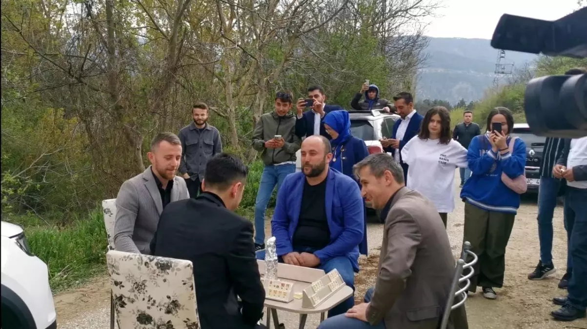 Damat düğün konvoyunu durdurunca arkadaşları okey masası kurdu