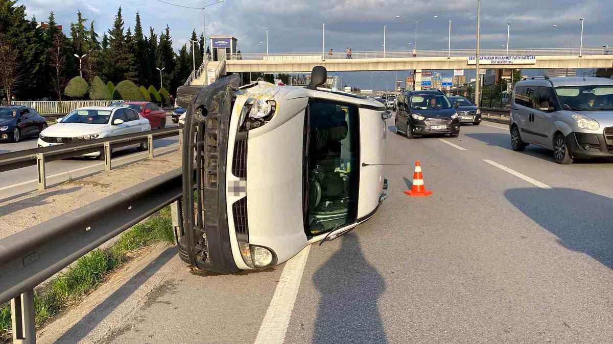 Kocaeli\'de trafik kazası: Hafif ticari araç taksiye çarptı, 3 kişi yaralandı