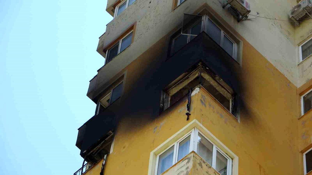 Antalya\'da 15 Katlı Apartmanın 10. Katındaki Daire Yangında Küle Döndü