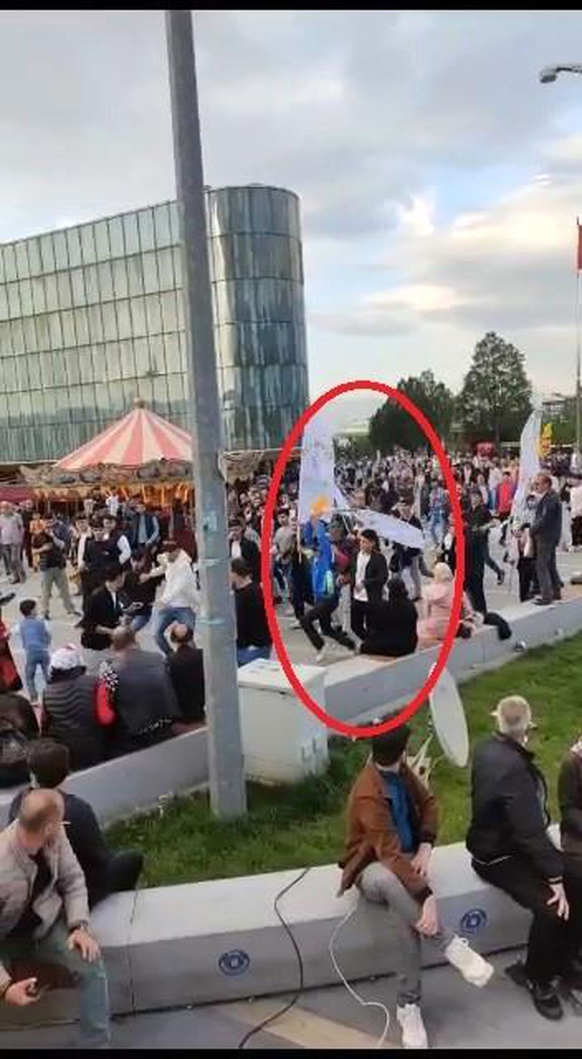 Bursa\'da Yeşil Sol Parti ve HDP flamalarıyla saldırı