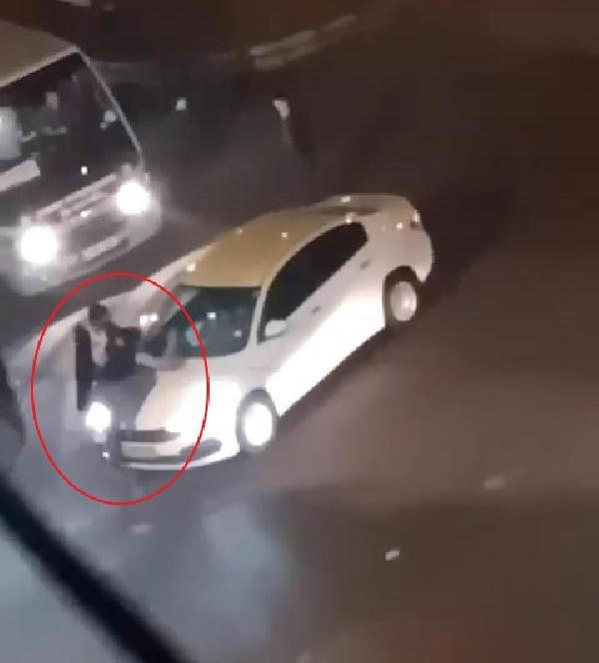 İçkili kişi otomobilin üzerine çıktı