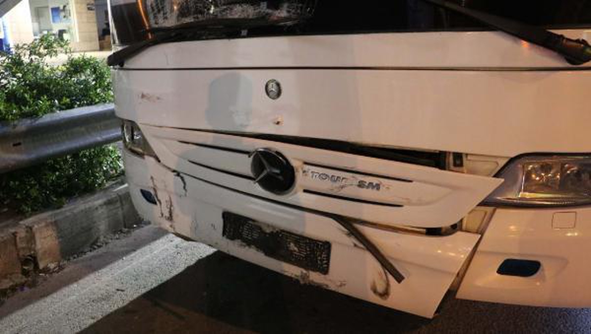 İzmir\'de işçi servisi ile motosiklet çarpıştı: 1 ölü