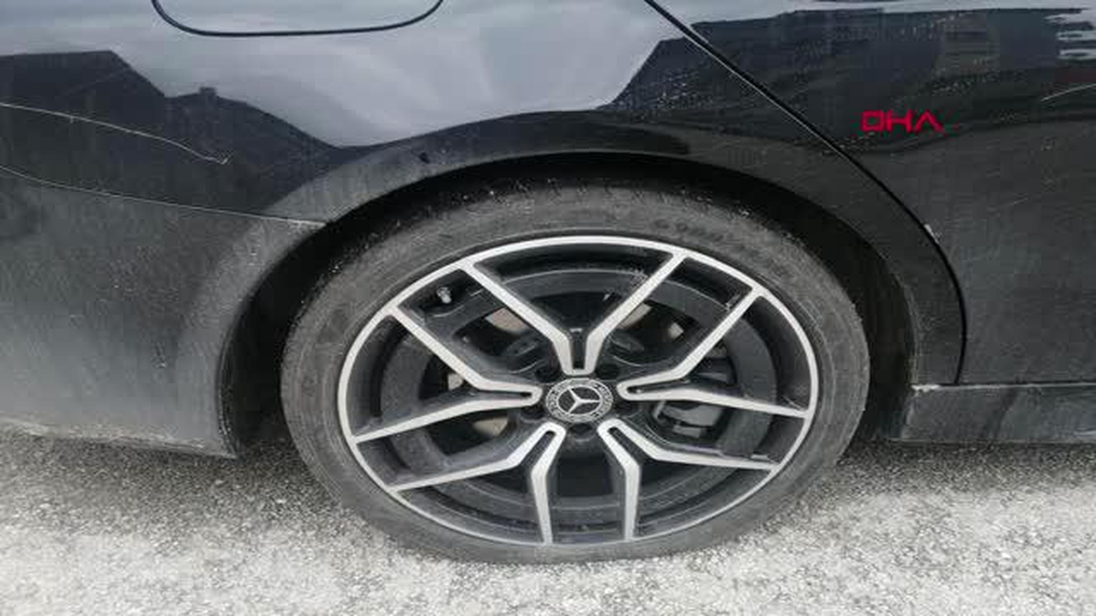 Isparta Sanayi Mahallesi Muhtarı Ayhan Ergülünün Otomobili Zarar Gördü