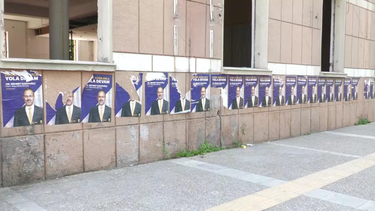 AKP İzmir Milletvekili Adayı Mehmet Kasapoğlu\'nun afişleri Basmane\'de yapıştırıldı