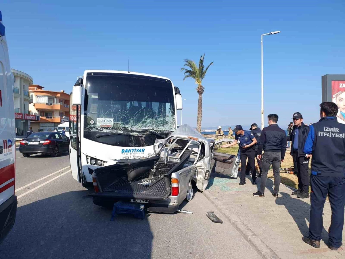 İzmir\'de asker ve sivil memurların bulunduğu midibüs ile pikap çarpıştı: 1 ölü, 6 yaralı