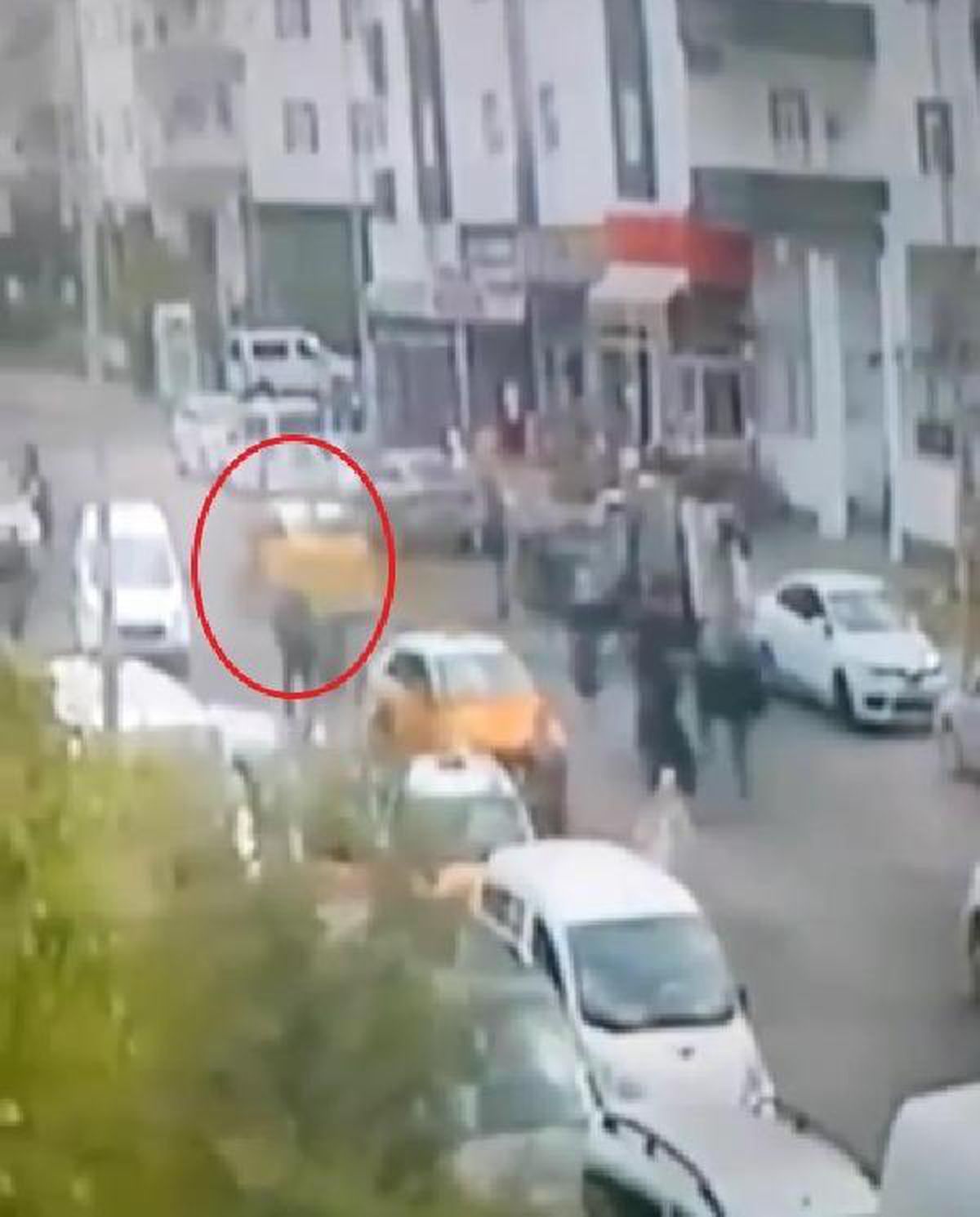Diyarbakır\'da Taksi Şoförüne Saldıran Kişi, Direksiyona Tutunarak 100 Metre Sürüklendi