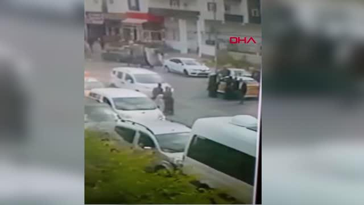Diyarbakır\'da taksi şoförüne saldıran kişi direksiyona tutunarak 100 metre sürüklendi