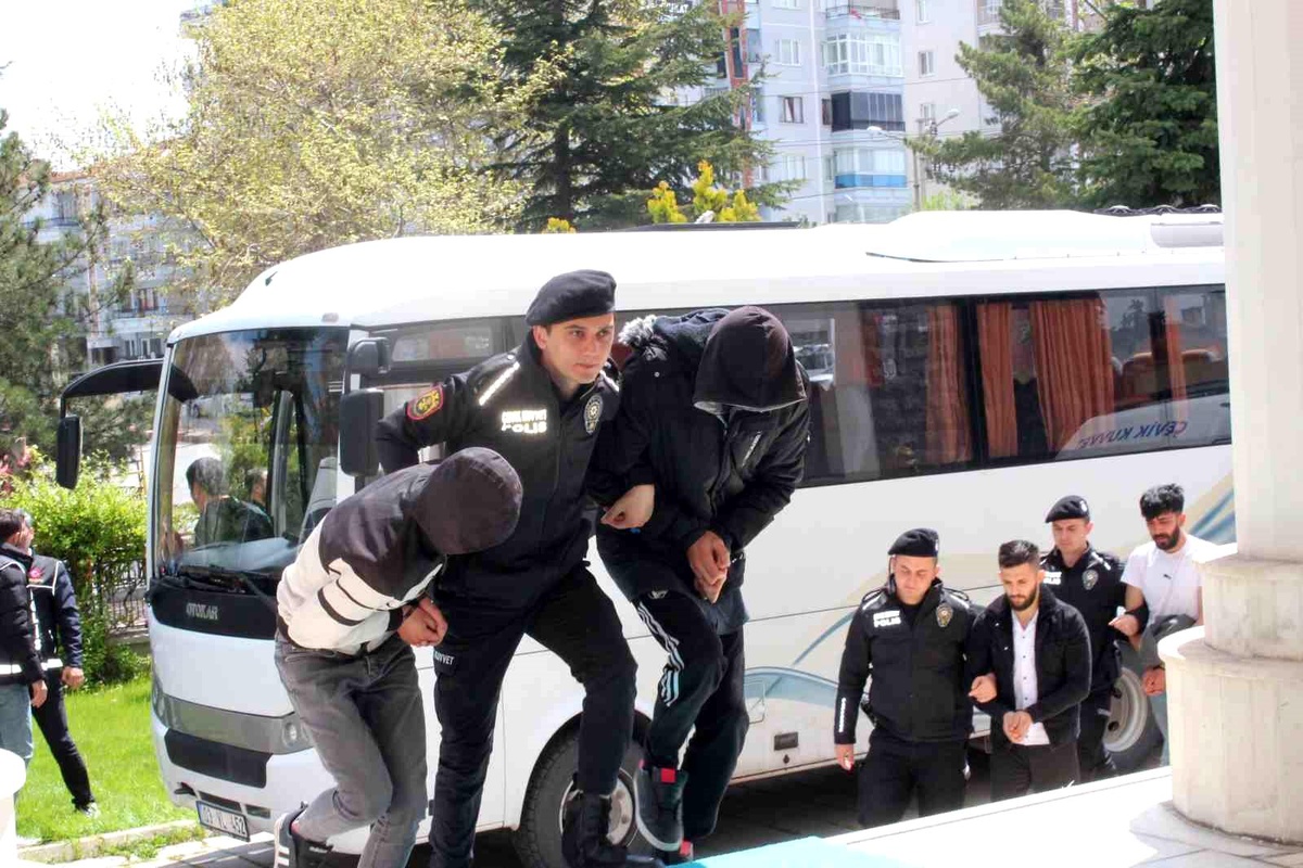 Afyonkarahisar\'da Uyuşturucu Satıcılarına Operasyon: 48 Şüpheli Adliyeye Sevk Edildi