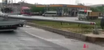 Kontrolden çıkan kamyon trafik direğine çarptı: 1 yaralı