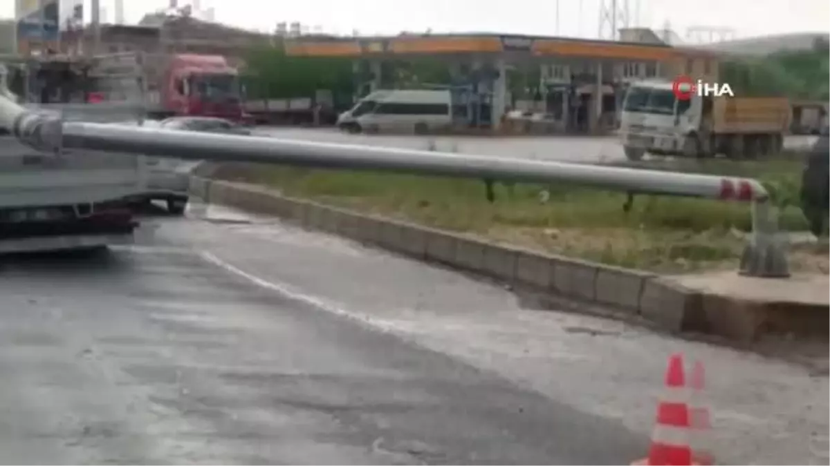 Kontrolden çıkan kamyon trafik direğine çarptı: 1 yaralı