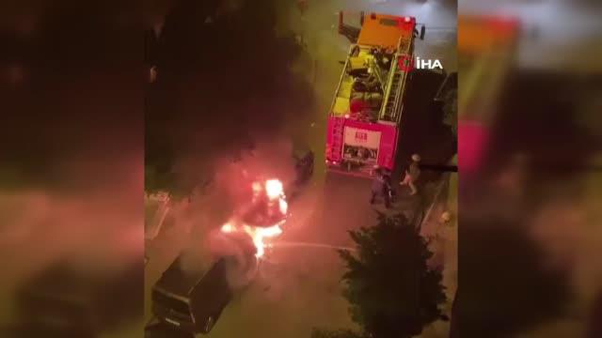 Küçükçekmecede İki Otomobilin Alevler İçinde Kaldığı Anlar Kamerada