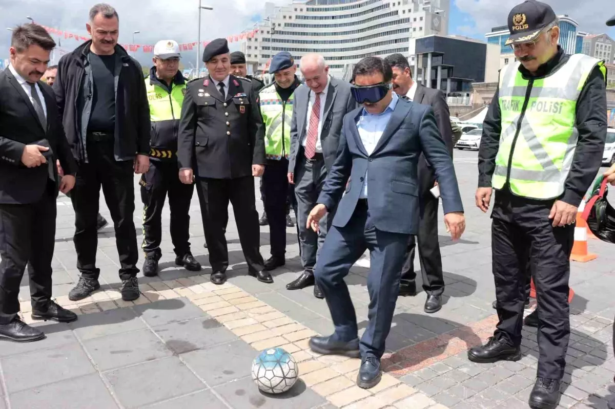 Kayseri Trafik Haftası Etkinliğinde Trafik Levhaları Sergilendi
