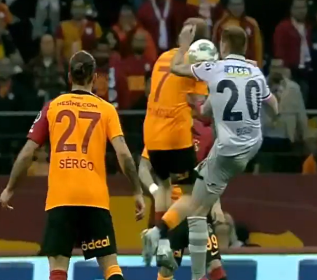 Maç olaylı başladı! Galatasaray'dan Halil Umut Meler'e kırmızı kart isyanı