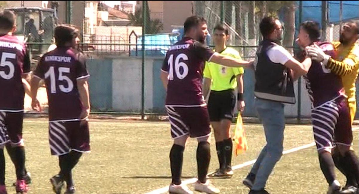Bilecik\'te Amatör Küme Maçında Kırmızı Kartlar Sonrası Saha İçi Karıştı