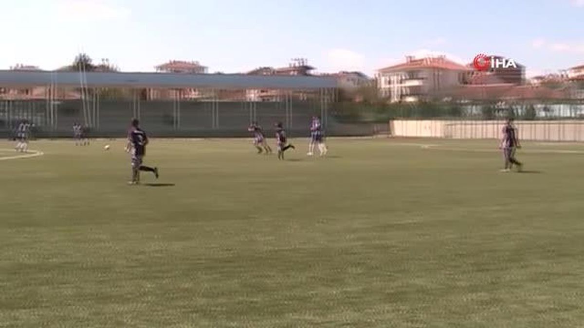 Amatör küme maçında kırmızı kartlar ve hakem tartışması