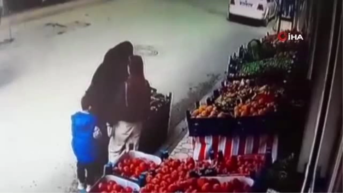 Markette alışveriş yapan kadınlara saldırdı... O anlar kamerada