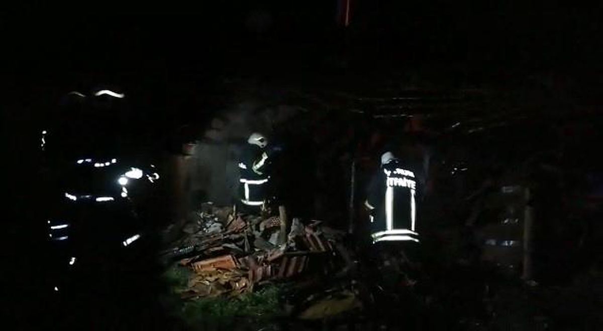 Çorum\'da Metruk Evde Çıkan Yangın İtfaiye Ekipleri Tarafından Söndürüldü