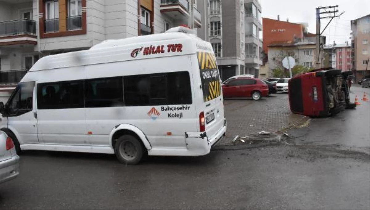 Sivas\'ta Minibüslerin Çarpışması Sonucu 5 Kişi Yaralandı