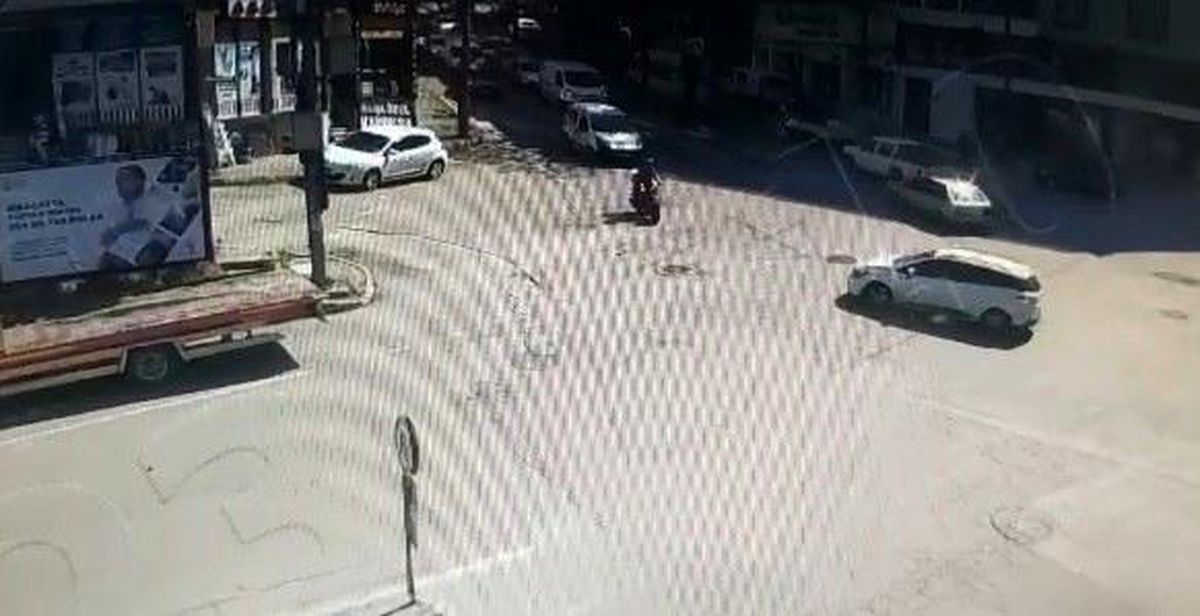 Bursa\'da Motosikletli Sürücü Kaza Anında Son Anda Kurtuldu