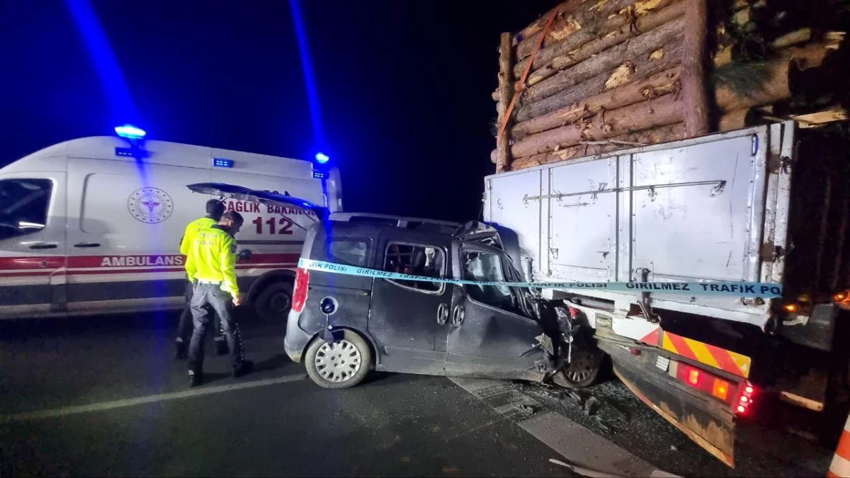 Antalya\'da Odun Yüklü Kamyonla Çarpışan Ticari Araç Sürücüsü Hayatını Kaybetti