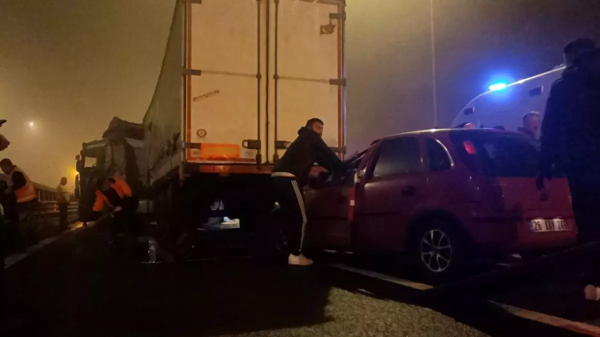 Bolu\'da Tırın Dorsesine Saplanan Otomobildeki 4 Kişi Yaralandı