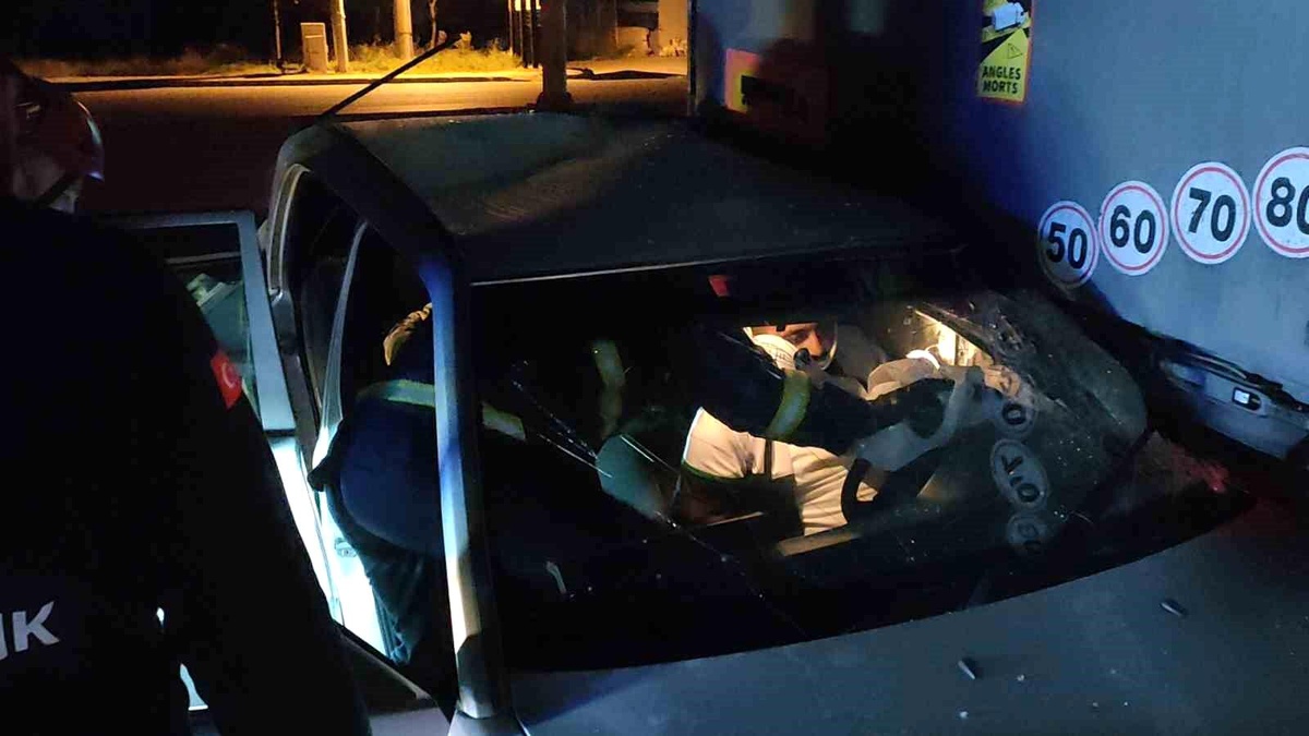 Gebze\'de Otomobil Tırın Altına Girdi: Sürücü Kurtarıldı