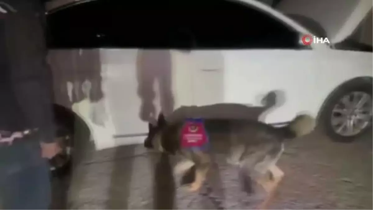 Otomobilde uyuşturucu ele geçirildi: 3 gözaltı