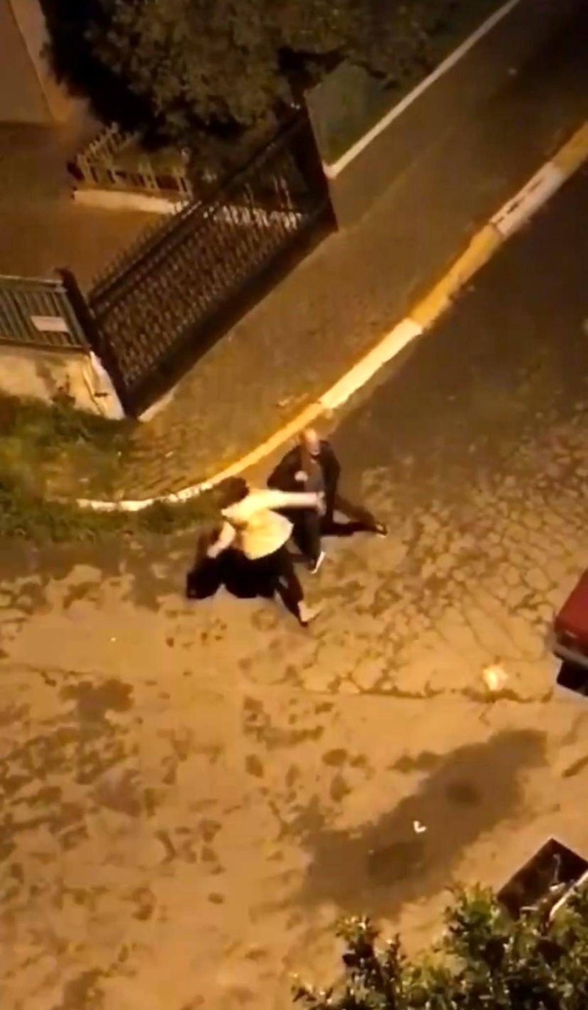 Pendik\'te Kadın Şahıs Erkeğe Tokat Attı