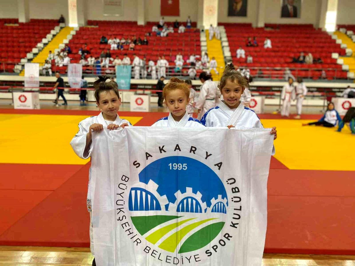 Sakarya Büyükşehir Belediyesi Judo sporcusu Türk Dil Kupası\'nda üçüncü oldu