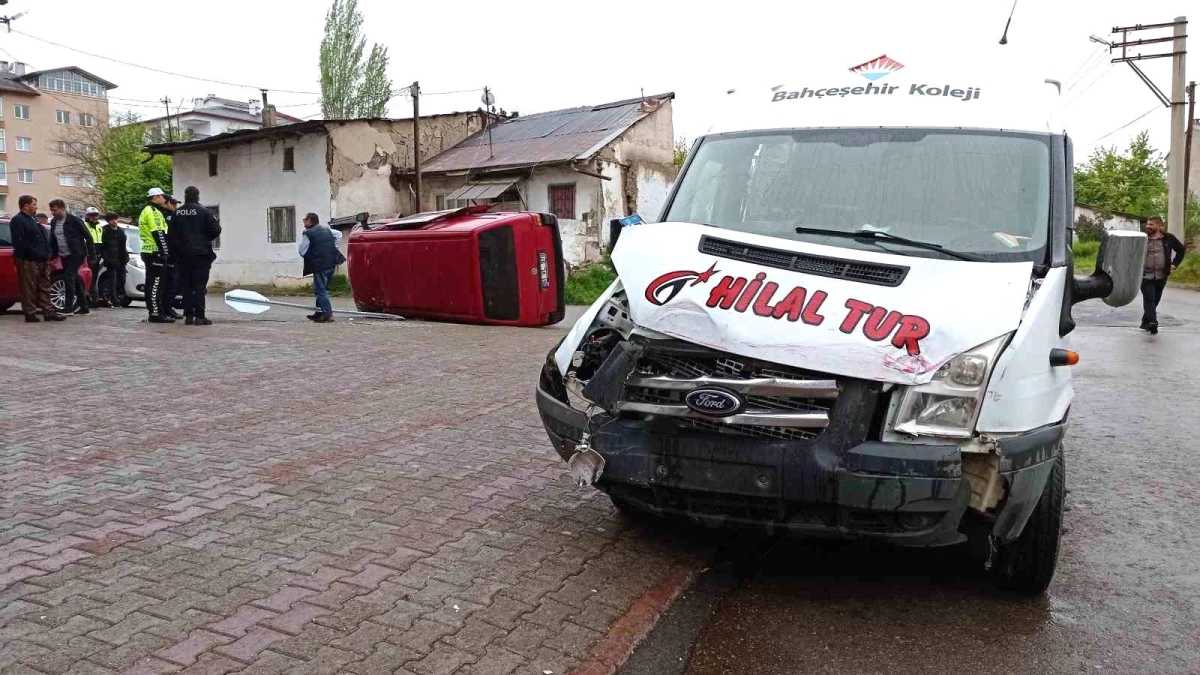 Sivasta servis aracının minibüsle çarpışması sonucu 5 kişi yaralandı