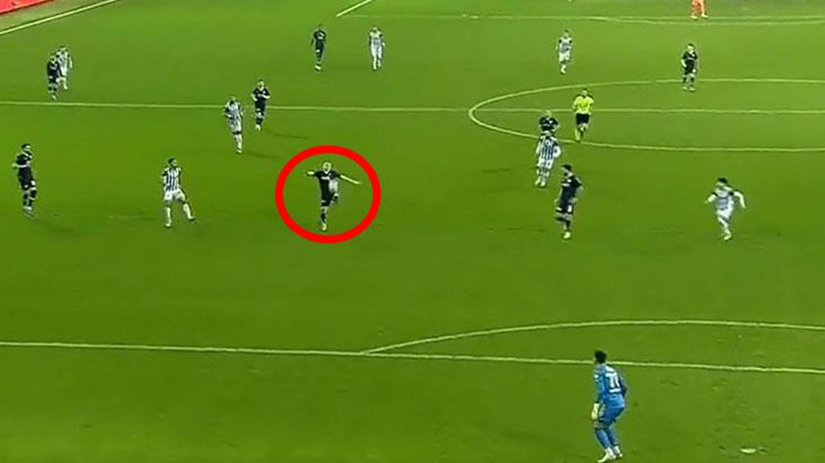 Süper Lig\'de şampiyonluğu yakından ilgilendiren maçtaki gol için yapılan ofsayt tartışmasında yorumcular hakeme yüklendi