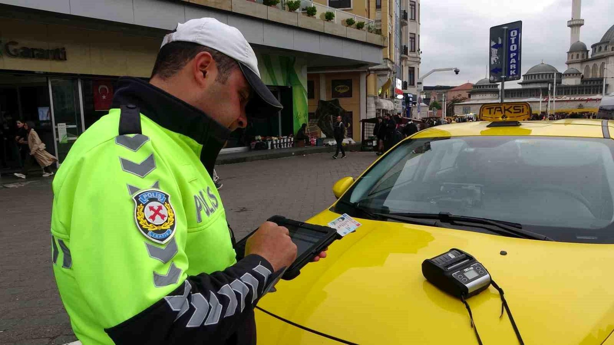Yabancı turistlerden yüksek ücret isteyen taksiciye ceza