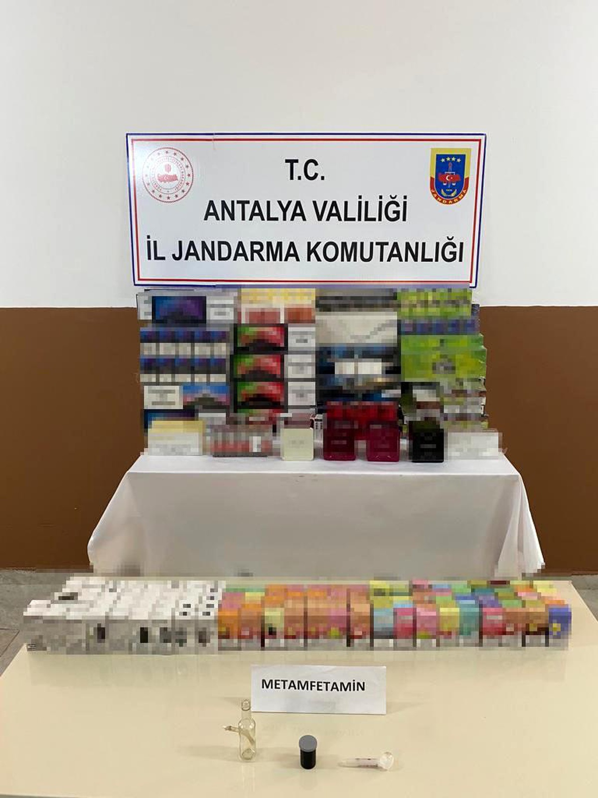 Antalya\'da Uyuşturucu ve Kaçak Sigara Operasyonu: 2 Şüpheli Gözaltına Alındı