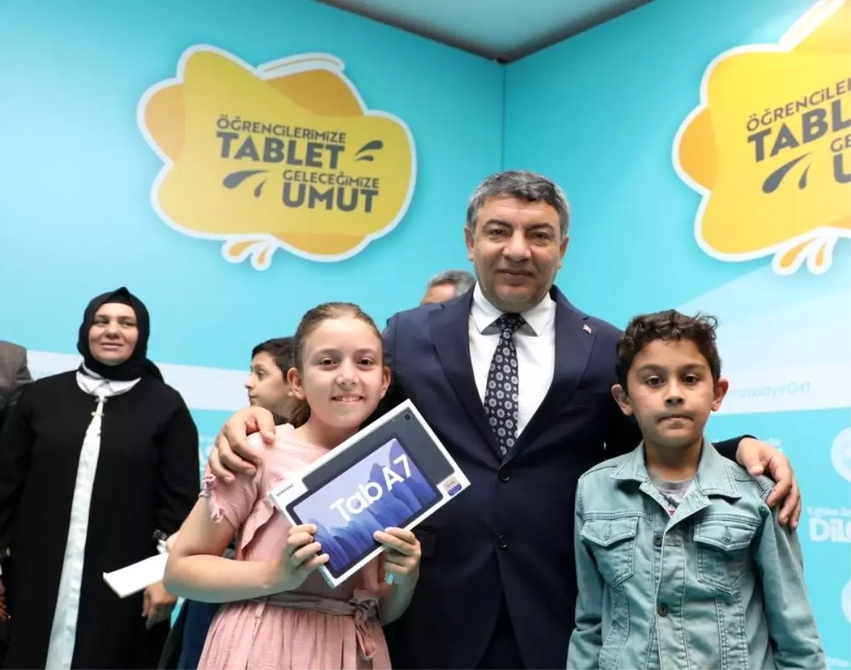 Dilovası Belediye Başkanı 5. sınıf öğrencilerine tablet dağıtımını sürdürüyor