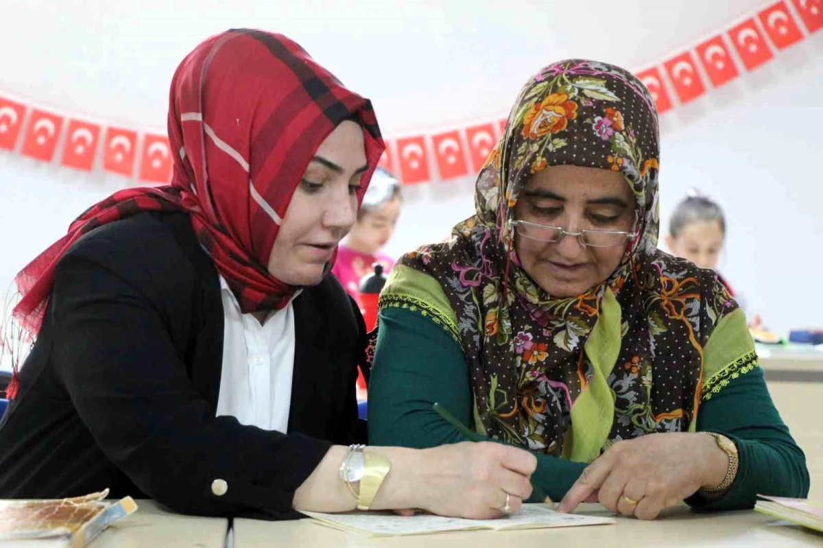 Depremzedeler KYK yurdunda okuma yazma öğreniyor