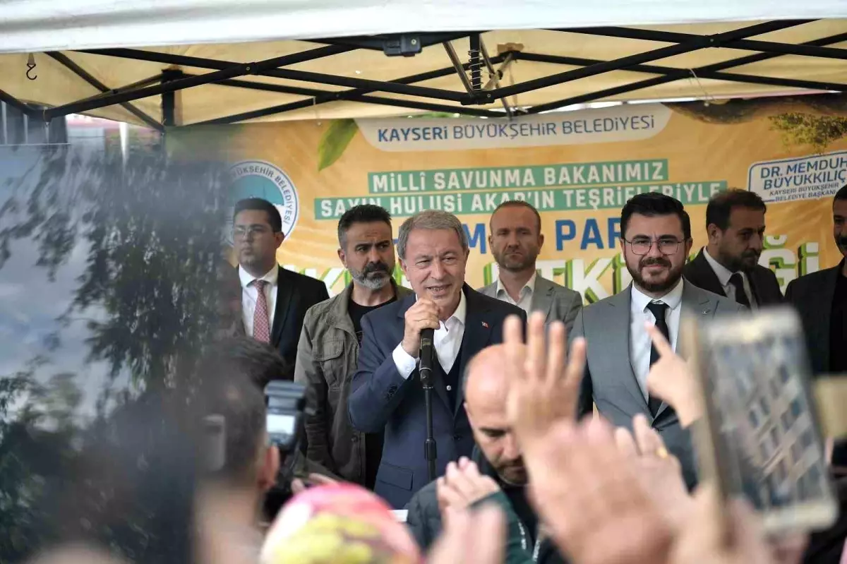 Bakan Akar\'a vatandaşlardan yoğun ilgi