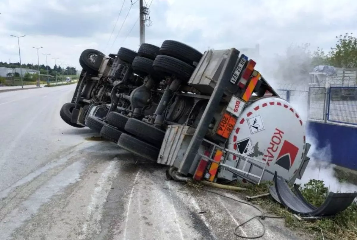 Balıkesir\'de Kimyevi Madde Yüklü Tanker Devrildi: 1 Yaralı