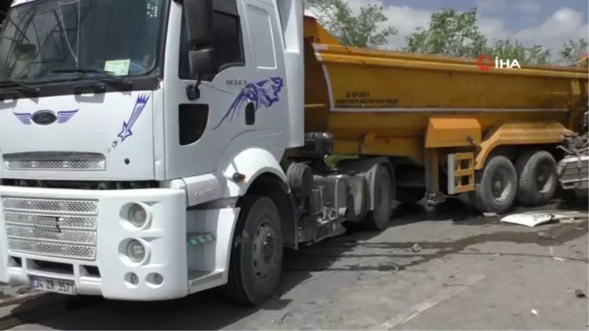 Başakşehirde hafriyat kamyonları çarpıştı: 3 yaralı