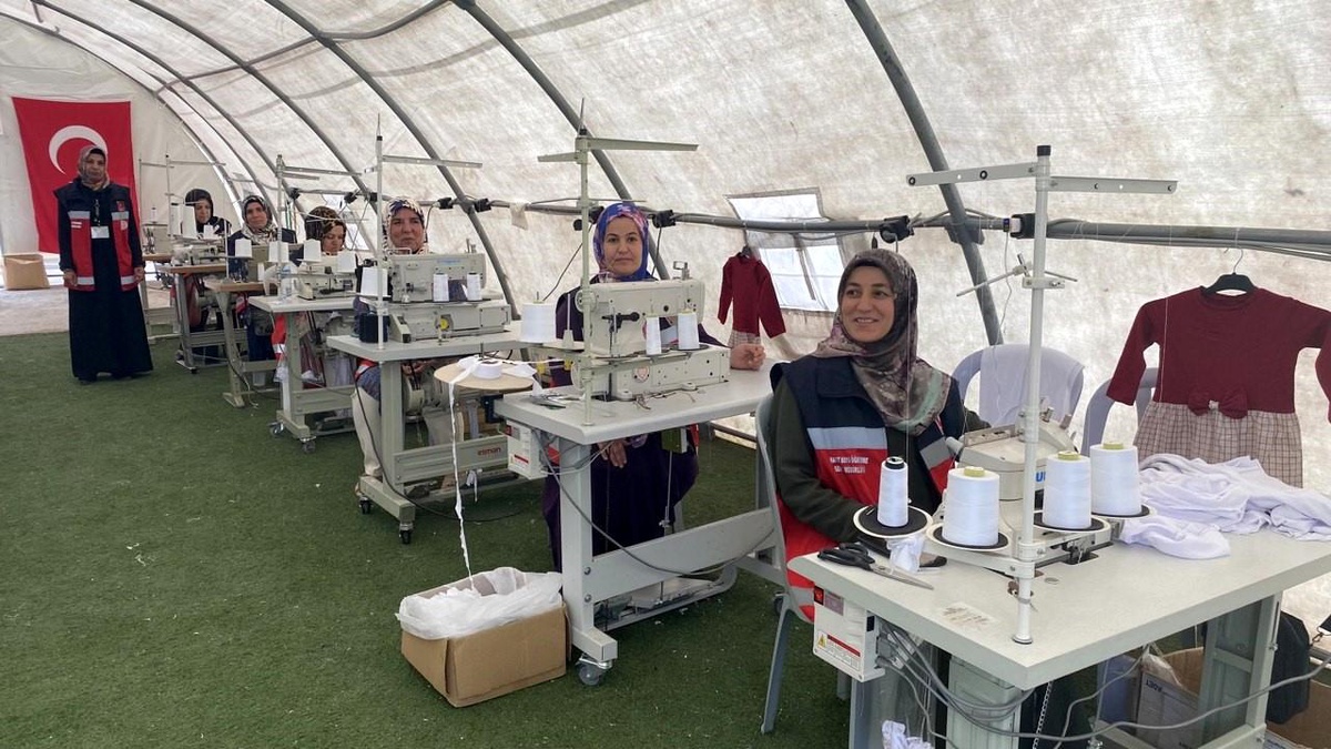 Adıyaman\'da Depremzedelere İç Çamaşırı ve Çarşaf Üretimi
