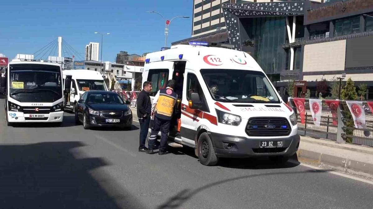 Elazığ\'da Minibüs ve Otomobil Çarpıştı: 2 Kişi Yaralandı