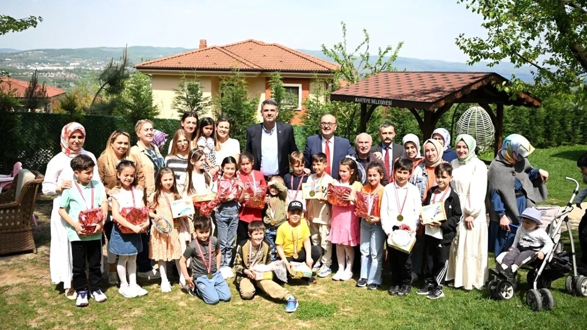Kartepe Belediye Başkanı, Derbent İlkokulu folklör ekibini misafir etti