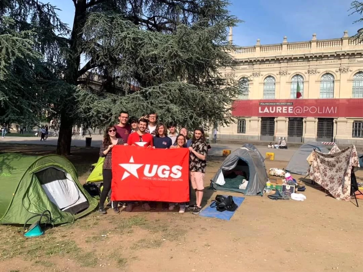 İtalya\'da Üniversite Öğrencileri Kira Fiyatlarına Protesto Etmek İçin Çadır Kurdu