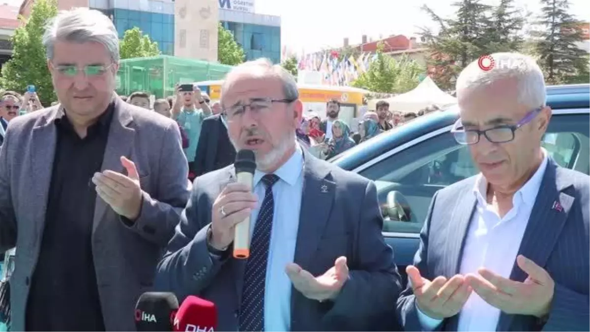 Kırşehir\'de TOGG Kuyruğu: Cumhurbaşkanı Erdoğan\'a Dua Eden Vatandaş Aracı İnceledi