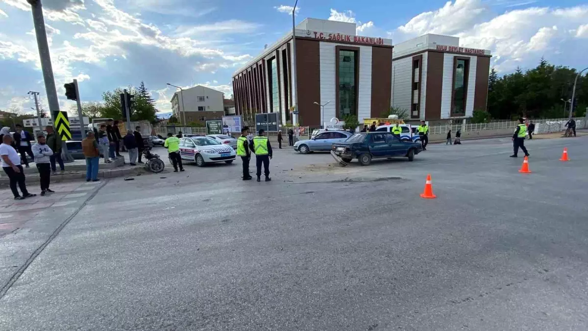 Konya\'da Otomobil ve Motosiklet Çarpıştı: 2 Yaralı