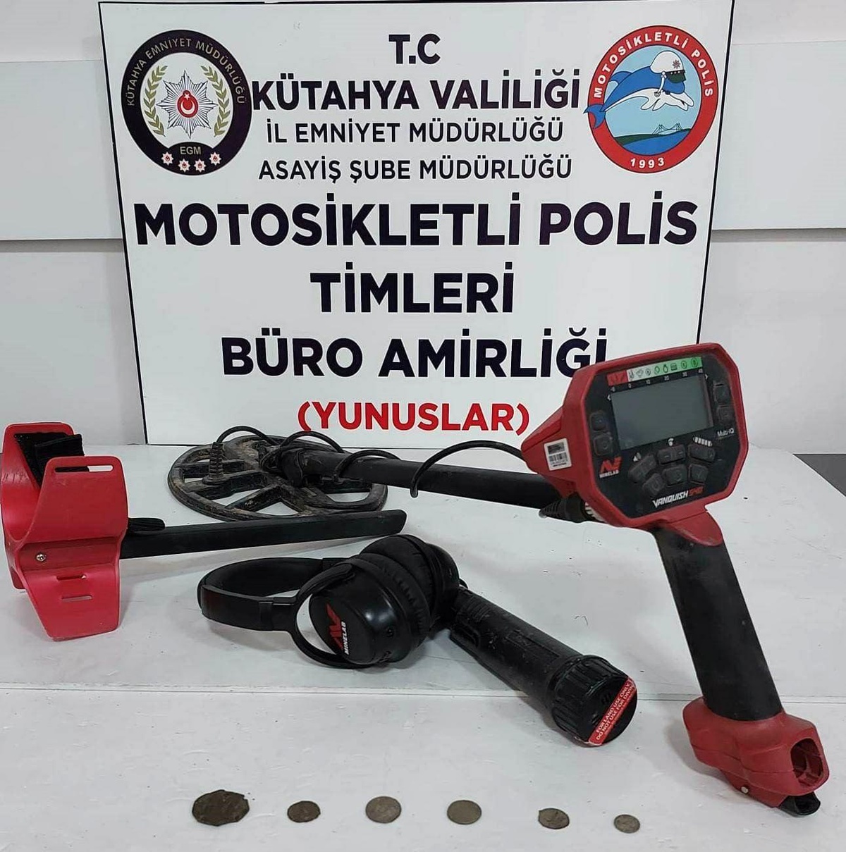 Kütahya\'da Motosikletli Polis Timleri Araçta ve Şahıslarda Sikke ve Detektör Buldu