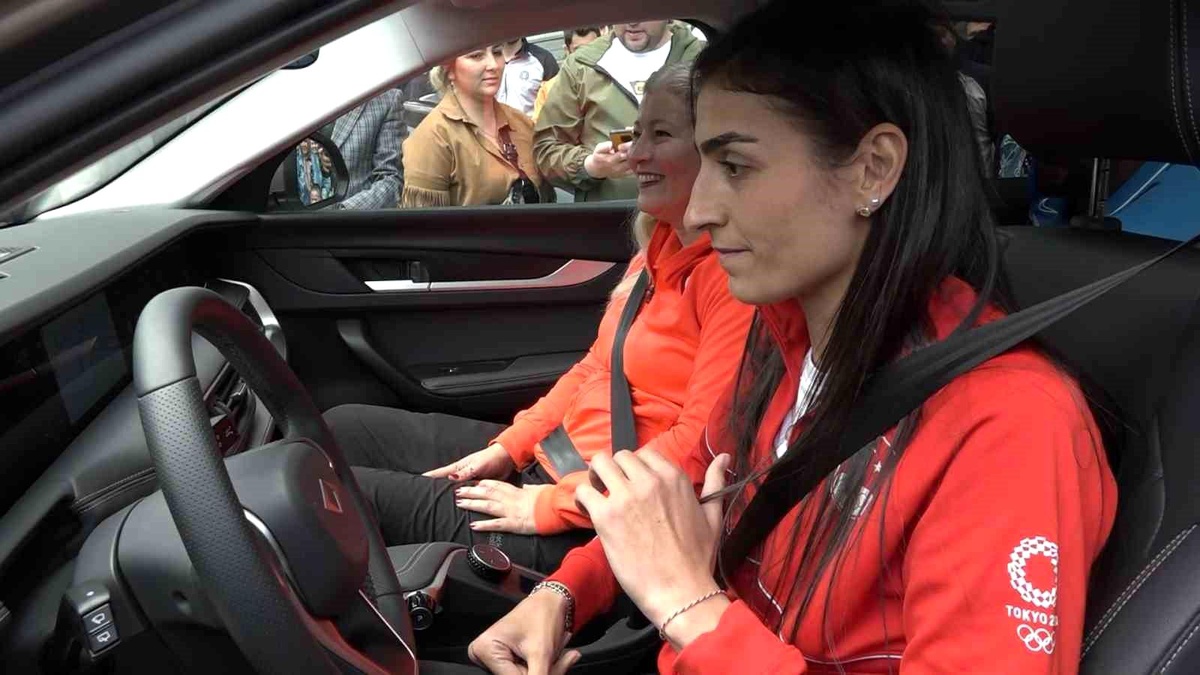 Milli sporcu Togg\'la bir tur istedi, Bakan Varank anahtarı verdi