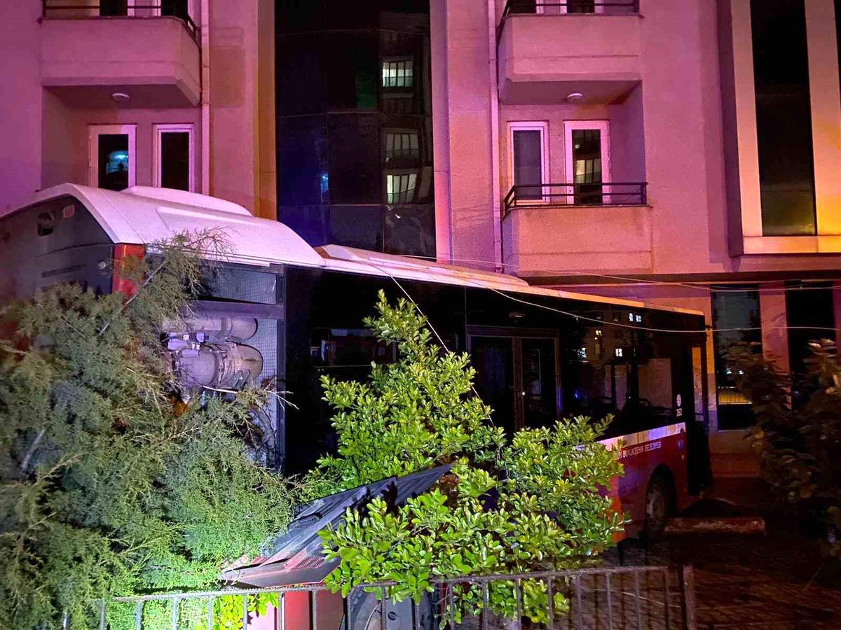 Samsunda minibüs ile çarpışan halk otobüsü bir binanın duvarına çarptı, 1 kişi yaralandı